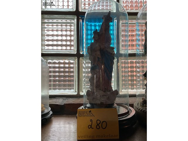Lot 280 - glazen stolp met mariabeeld - afbeelding 1 van  3