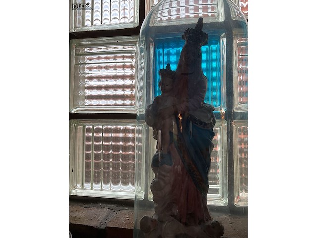 Lot 280 - glazen stolp met mariabeeld - afbeelding 2 van  3