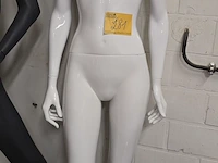 Lot 281 - etalagepop wit zonder hoofd - afbeelding 1 van  1