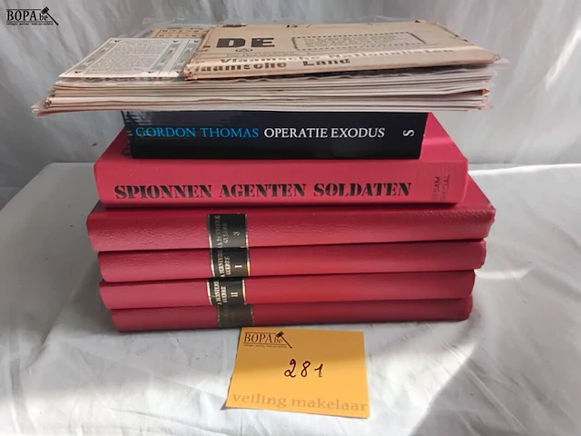 Lot 281 - lot boeken, oorlog, 6 stuks en oude kranten - afbeelding 1 van  3