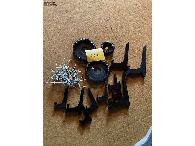 Lot 282 - basissen voor glazen stolpen en steunen voor sierborden - afbeelding 1 van  2