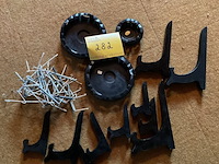 Lot 282 - basissen voor glazen stolpen en steunen voor sierborden - afbeelding 1 van  2