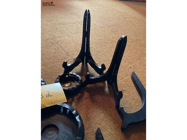 Lot 282 - basissen voor glazen stolpen en steunen voor sierborden - afbeelding 2 van  2