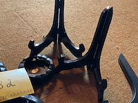 Lot 282 - basissen voor glazen stolpen en steunen voor sierborden - afbeelding 2 van  2