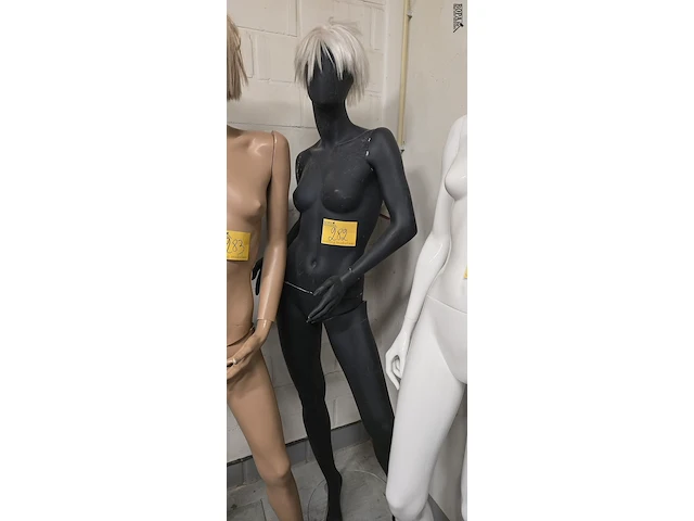 Lot 282 - etalagepop zwart met witte pruik op plexivoet - afbeelding 1 van  2