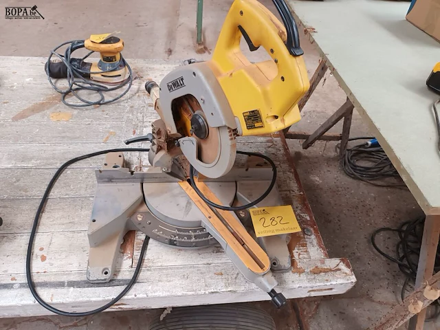 Lot 282 - verstekzaagmachine dewalt - afbeelding 1 van  3