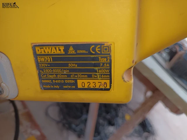 Lot 282 - verstekzaagmachine dewalt - afbeelding 2 van  3