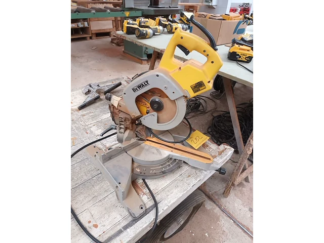 Lot 282 - verstekzaagmachine dewalt - afbeelding 3 van  3