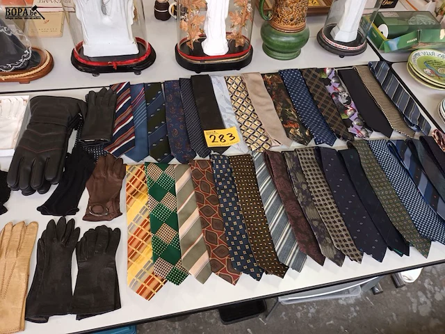Lot 283 - dassen en handschoenen. 47 stuks - afbeelding 1 van  6