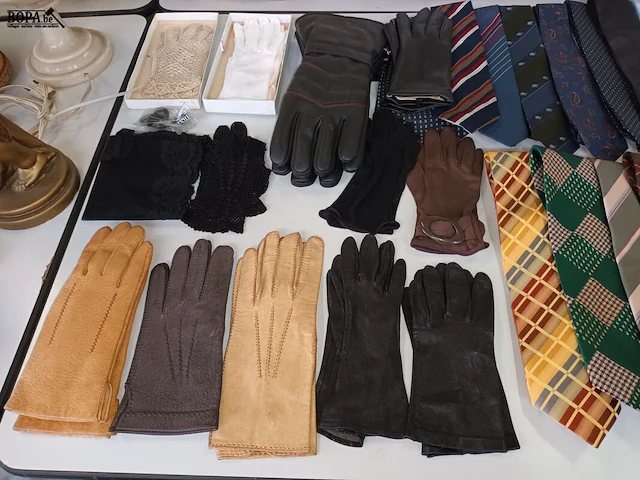 Lot 283 - dassen en handschoenen. 47 stuks - afbeelding 2 van  6