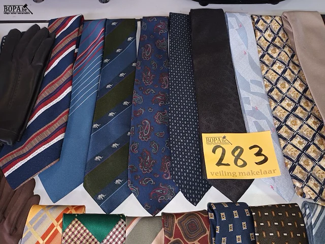 Lot 283 - dassen en handschoenen. 47 stuks - afbeelding 4 van  6