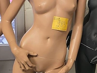 Lot 283 - etalagepop huidkleur met blonde pruik op plexivoet - afbeelding 1 van  2