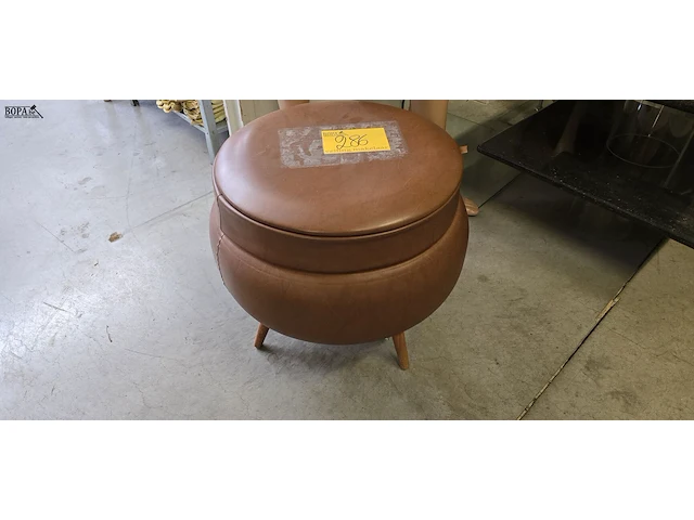 Lot 286 - vintage ronde lederen poef net opbergruimte - afbeelding 1 van  3