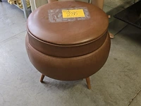 Lot 286 - vintage ronde lederen poef net opbergruimte - afbeelding 1 van  3
