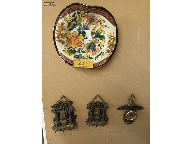 Lot 289 - schaal, kapstokken en barometer. 8 stuks - afbeelding 1 van  6