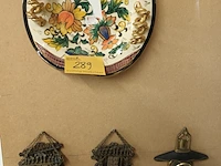 Lot 289 - schaal, kapstokken en barometer. 8 stuks - afbeelding 1 van  6