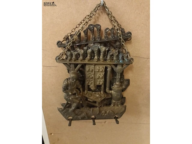 Lot 289 - schaal, kapstokken en barometer. 8 stuks - afbeelding 4 van  6