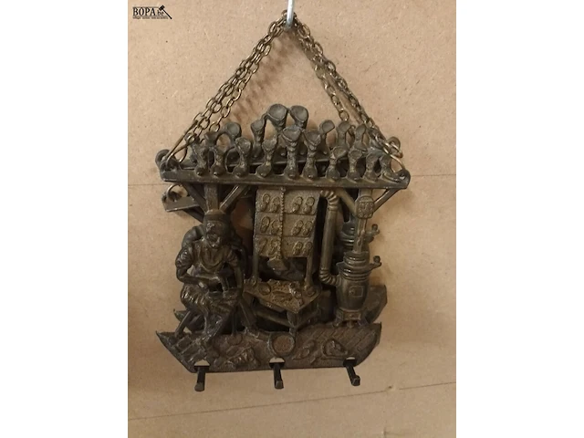 Lot 289 - schaal, kapstokken en barometer. 8 stuks - afbeelding 5 van  6