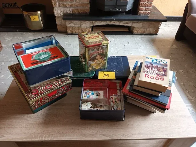 Lot 29 - blikken dozen, boeken en postzegels - afbeelding 1 van  4