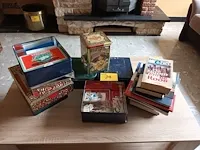 Lot 29 - blikken dozen, boeken en postzegels