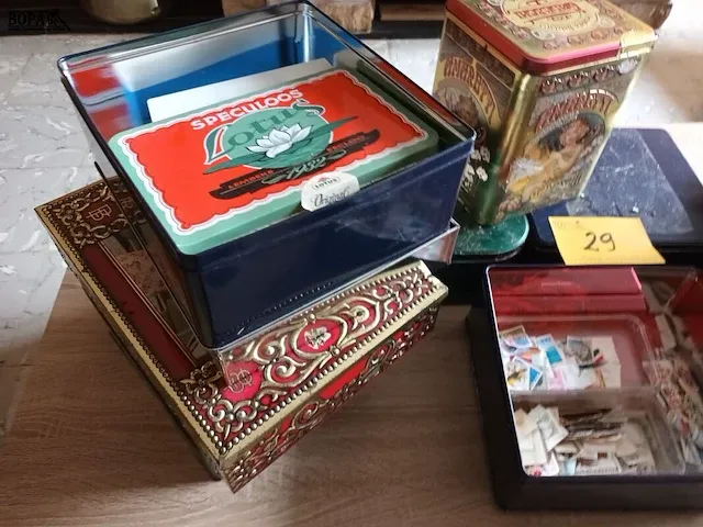 Lot 29 - blikken dozen, boeken en postzegels - afbeelding 2 van  4