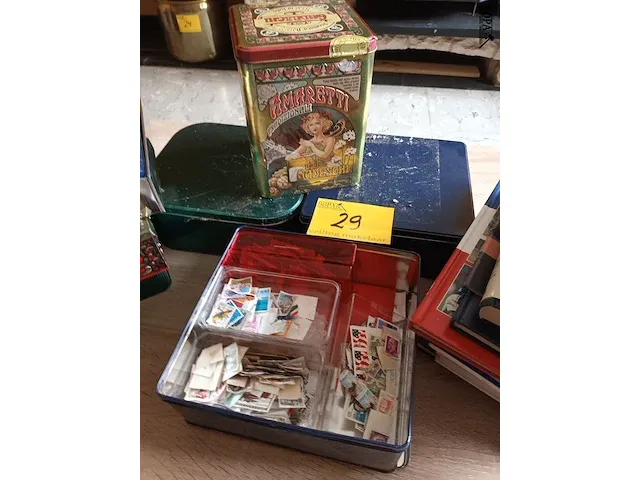 Lot 29 - blikken dozen, boeken en postzegels - afbeelding 3 van  4