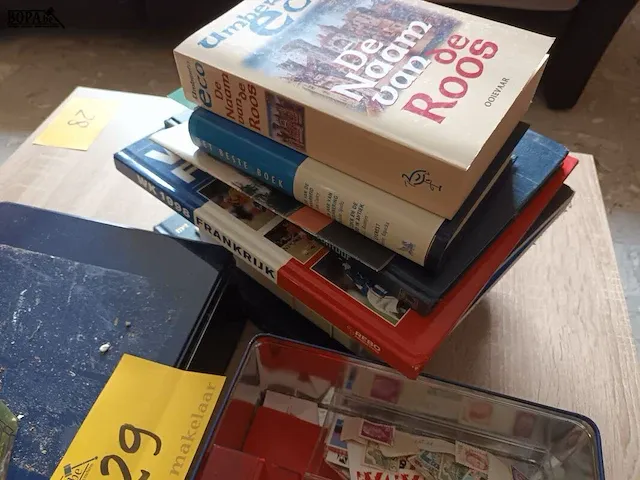 Lot 29 - blikken dozen, boeken en postzegels - afbeelding 4 van  4