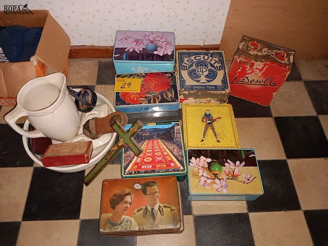 Lot 29 - decoratie en blikken dozen. 18 stuks - afbeelding 1 van  4