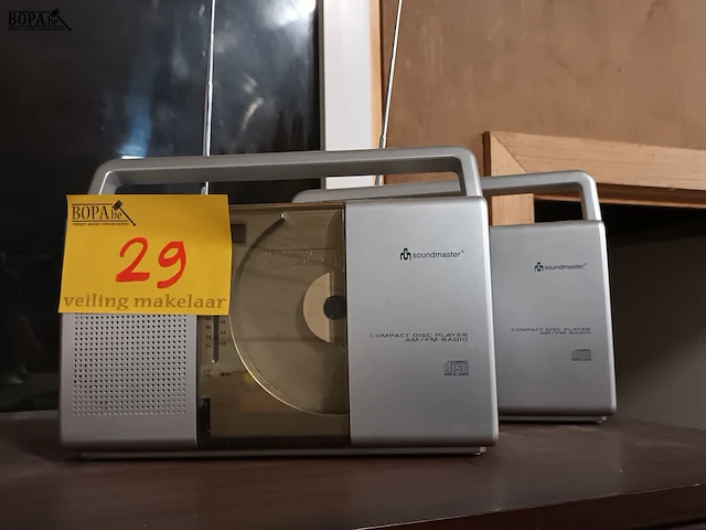 Lot 29 - draagbere radio/cd speler. 2 stuks - afbeelding 1 van  4