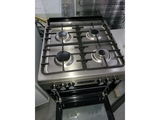 Lot 29 - gasfornuis met electrische oven - afbeelding 2 van  3