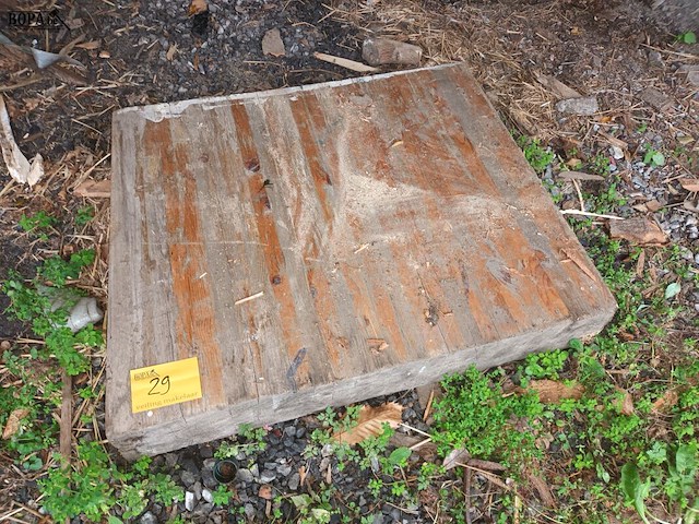 Lot 29 - houten kapblok - afbeelding 1 van  2