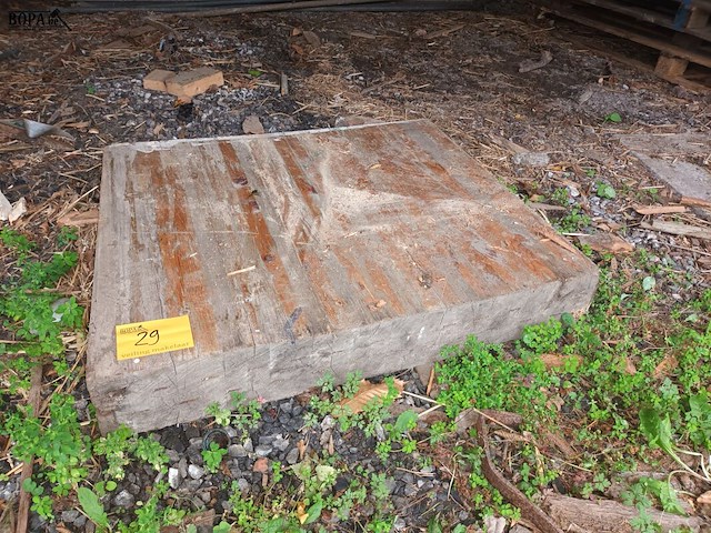 Lot 29 - houten kapblok - afbeelding 2 van  2