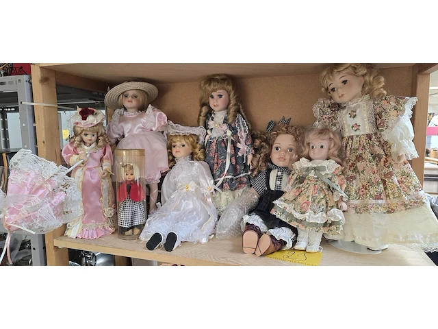 Lot 29 - lot porseleinen poppen ong 8 stuks - afbeelding 1 van  4