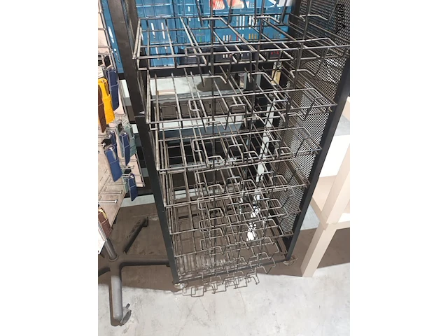 Lot 29 - metalen merchandise rek - afbeelding 2 van  4