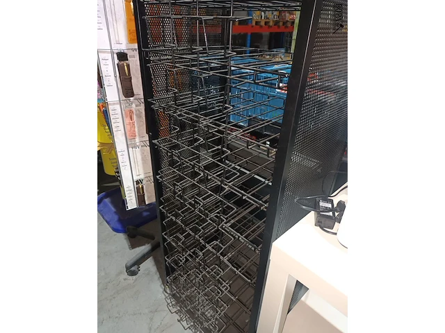 Lot 29 - metalen merchandise rek - afbeelding 4 van  4