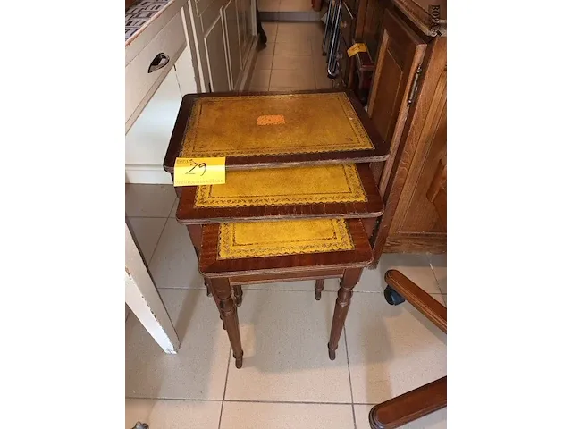 Lot 29 - set van 3 bijzettafels - afbeelding 1 van  4
