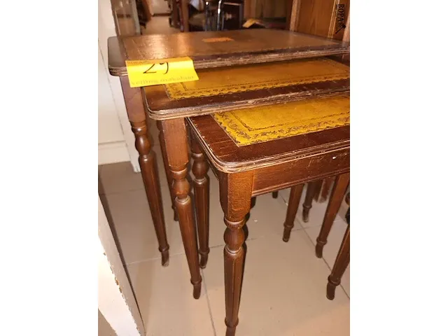 Lot 29 - set van 3 bijzettafels - afbeelding 3 van  4