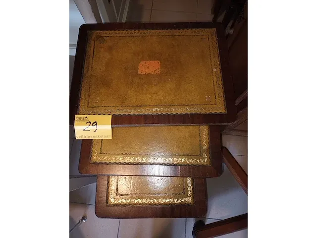 Lot 29 - set van 3 bijzettafels - afbeelding 4 van  4