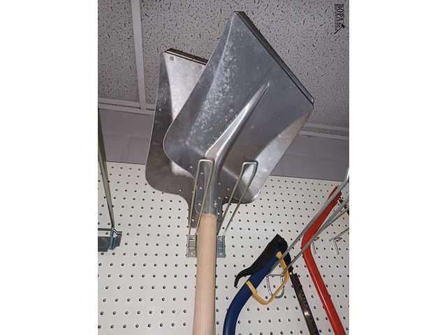 Lot 29 - sneeuwschop. 2 stuks - afbeelding 2 van  3
