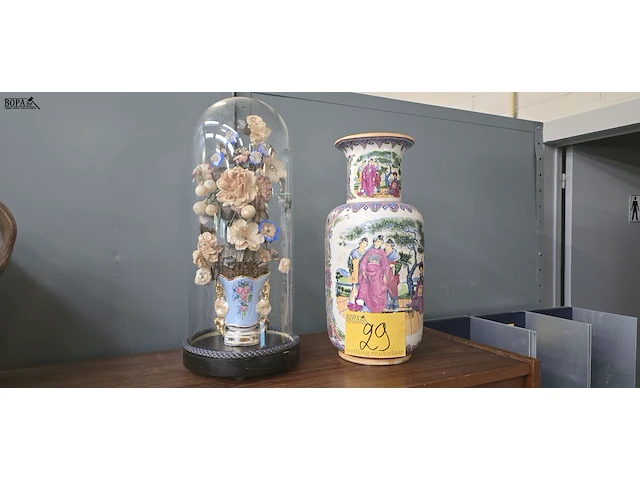Lot 29 - stolp met droogbloemen en chinese vaas - afbeelding 1 van  4