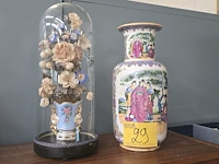 Lot 29 - stolp met droogbloemen en chinese vaas - afbeelding 1 van  4