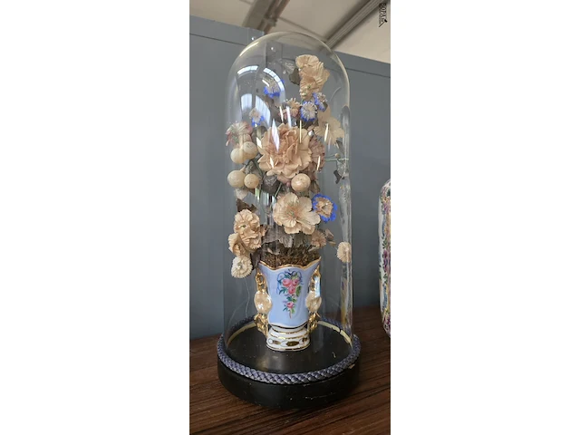 Lot 29 - stolp met droogbloemen en chinese vaas - afbeelding 2 van  4