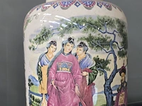 Lot 29 - stolp met droogbloemen en chinese vaas - afbeelding 3 van  4