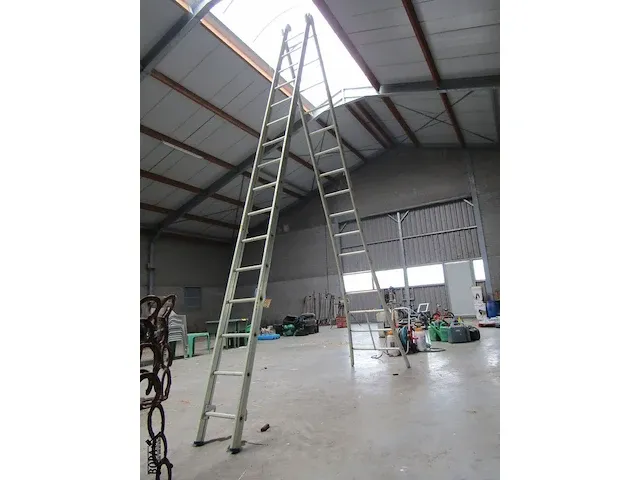 Lot 29 - uitschuifbare ladder - afbeelding 1 van  3