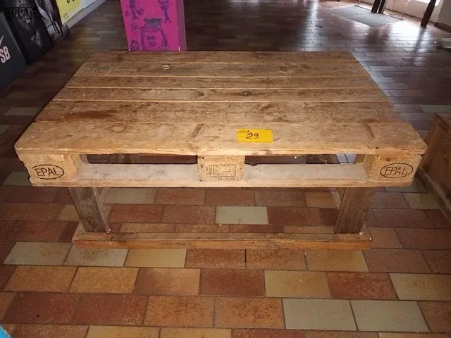 Lot 29 - zelfgemaakte tafel van palletten - afbeelding 1 van  3