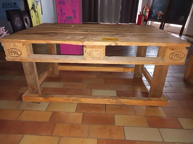 Lot 29 - zelfgemaakte tafel van palletten - afbeelding 2 van  3