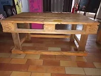Lot 29 - zelfgemaakte tafel van palletten - afbeelding 2 van  3