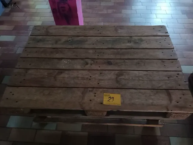 Lot 29 - zelfgemaakte tafel van palletten - afbeelding 3 van  3