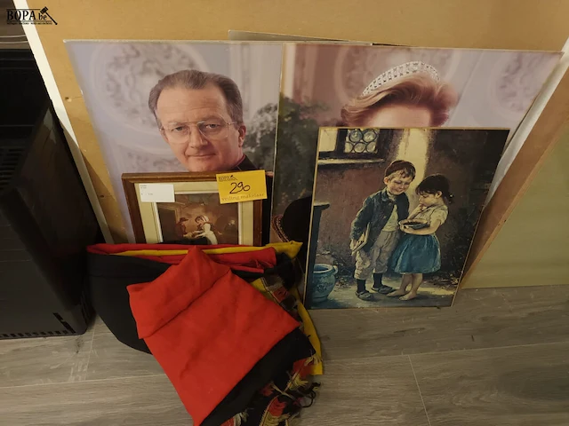 Lot 290 - vlaggen, kader en foto’s. 7 stuks - afbeelding 1 van  4