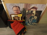 Lot 290 - vlaggen, kader en foto’s. 7 stuks - afbeelding 1 van  4